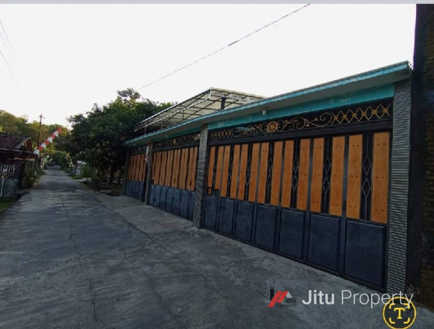 Rumah Mewah Kolam Renang di Utara Solo luas 400 meter