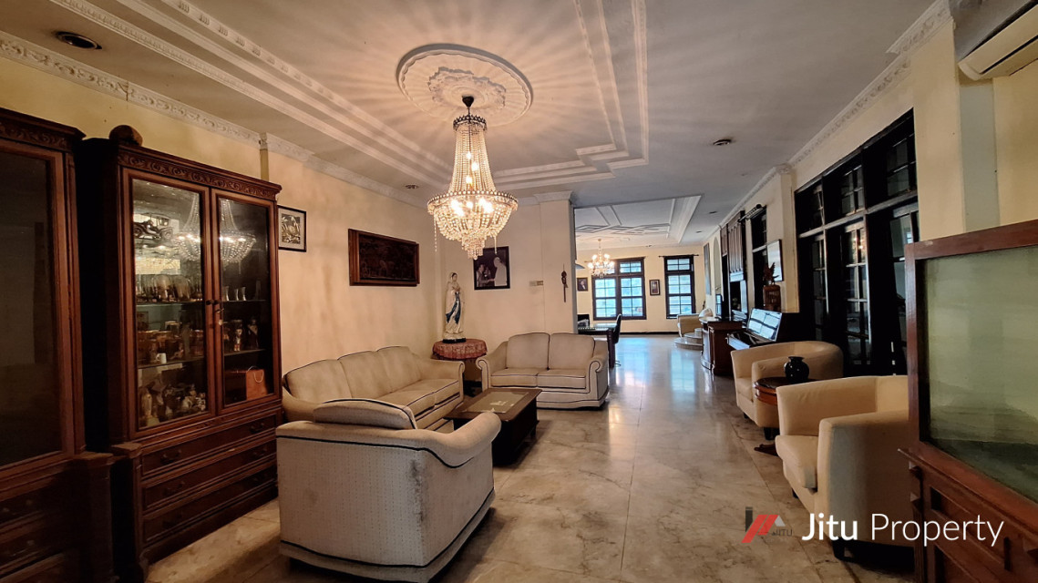 Dijual Secepatnya Rumah Klasik 2 Lantai di Kawasan Tebet