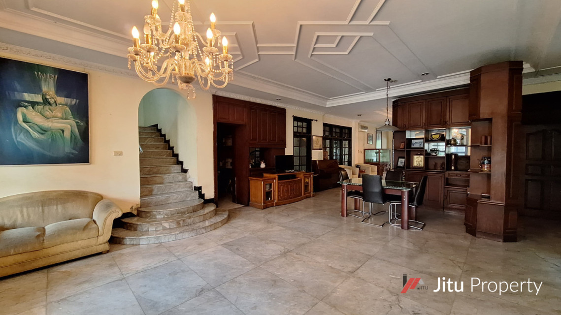 Dijual Secepatnya Rumah Klasik 2 Lantai di Kawasan Tebet