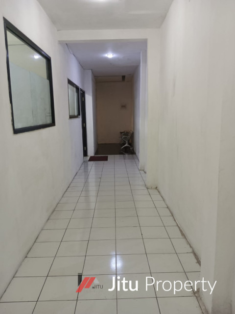 Rukan dekat Halte Busway di Area Tebet Jakarta Selatan