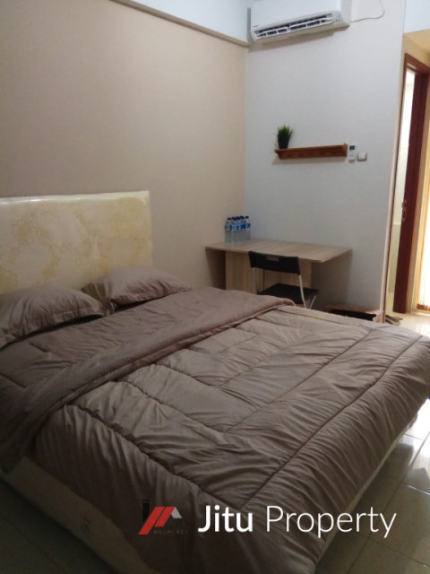 Apartemen Studio Full Furnished menghadap kolam renang