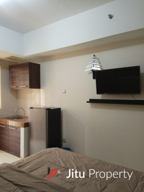 Apartemen Studio Full Furnished menghadap kolam renang