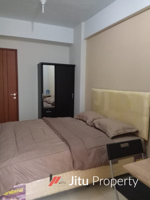 Apartemen Studio Full Furnished menghadap kolam renang