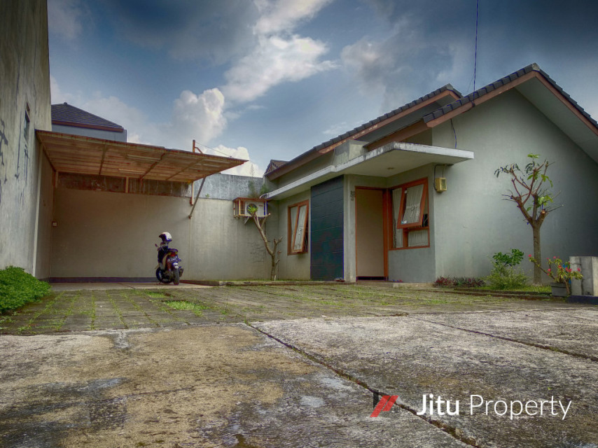 Jual Cepat Rumah Hoek Lahan Luas ngantong di Bandung Selatan