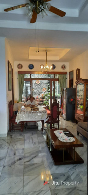 Dijual Rumah Luas tanah 200 m2 Bangunan kurang lbh 250 m. Bintaro