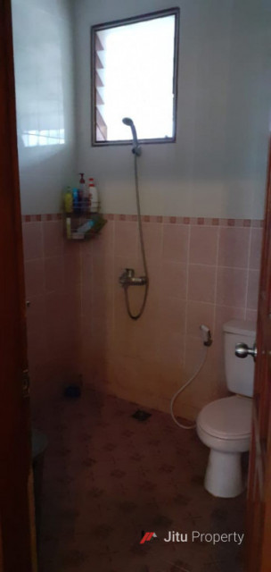 Dijual Rumah Luas tanah 200 m2 Bangunan kurang lbh 250 m. Bintaro