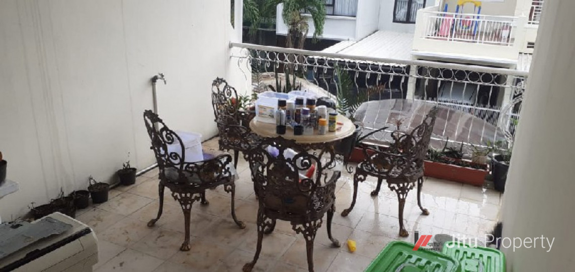 Dijual Rumah Luas tanah 200 m2 Bangunan kurang lbh 250 m. Bintaro