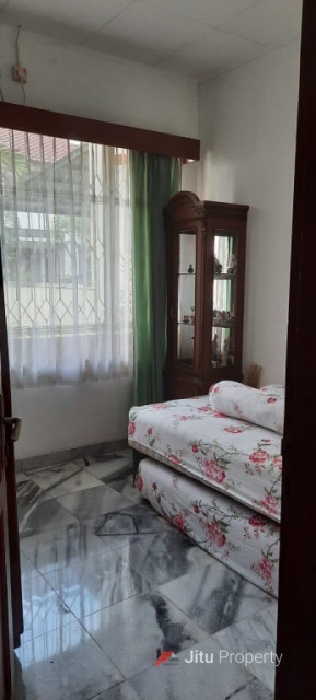 Dijual Rumah Luas tanah 200 m2 Bangunan kurang lbh 250 m. Bintaro