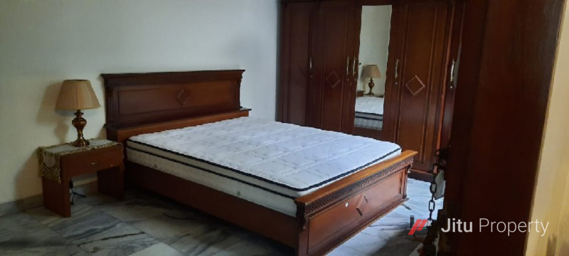 Dijual Rumah Luas tanah 200 m2 Bangunan kurang lbh 250 m. Bintaro