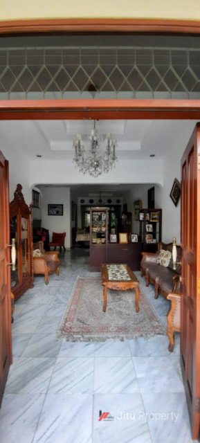 Dijual Rumah Luas tanah 200 m2 Bangunan kurang lbh 250 m. Bintaro