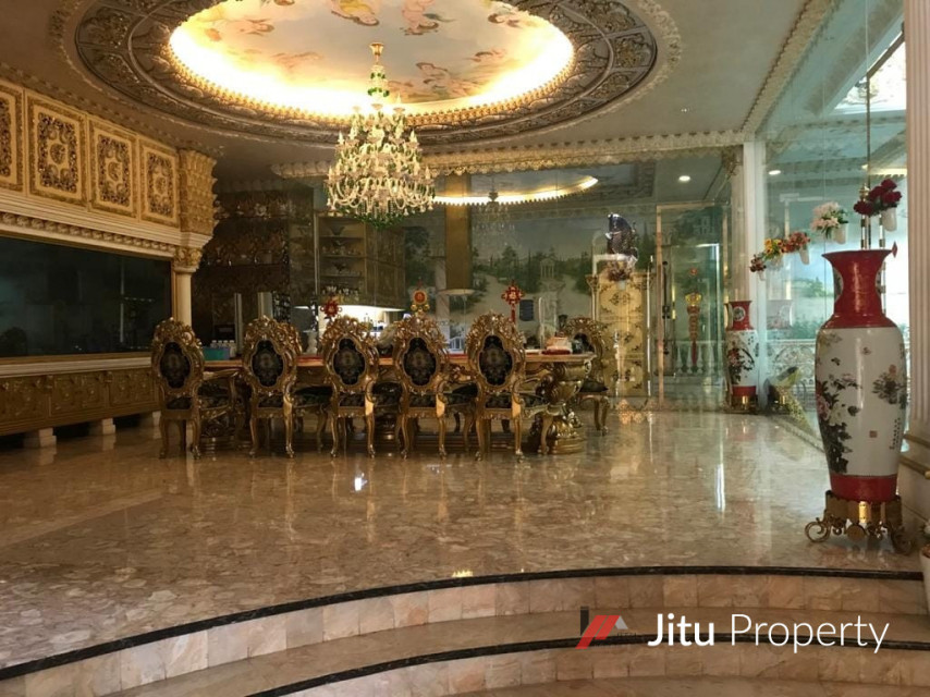 Rumah Mewah Hoek 3 Lantai ,Lokasi Tenang dan Aman di Kelapa Gading