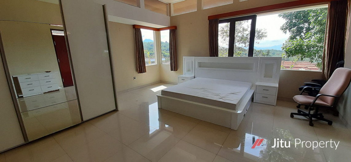 Dijual Rumah Tiga Lantai Di Jalan Awi Ligar Raya Bandung