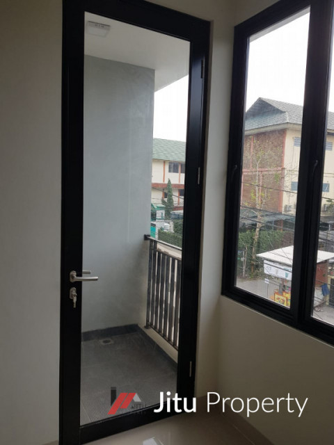 Ruko dijual lokasi strategis di Kelapa Dua, Tangerang