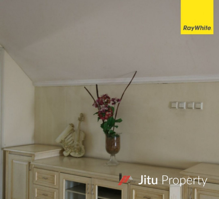 Dijual rumah mewah 3 lantai semi furnished di Puri marina Ancol