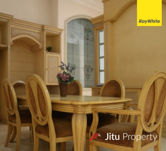 Dijual rumah mewah 3 lantai semi furnished di Puri marina Ancol