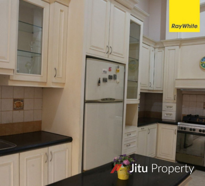 Dijual rumah mewah 3 lantai semi furnished di Puri marina Ancol