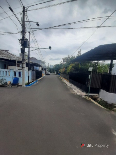 Rumah Dijual Dengan Halaman Yang Luas Di Kawasan Strategis Karawaci