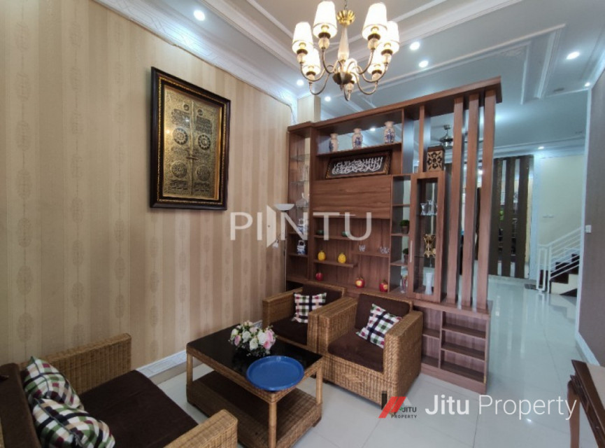 Rumah Dijual Dengan Desain Mewah Dan Luas Di Kawasan Strategis Cipadu