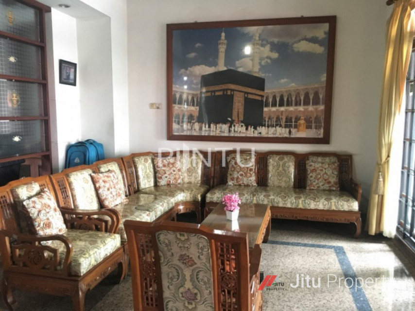 Rumah Dijual Semi Furnished Dekat Jalan Utama Didaerah Jakarta Timur
