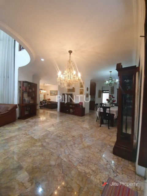 Dijual Rumah Desain Mewah Klasik di Ciputat Timur, Tangerang Selatan