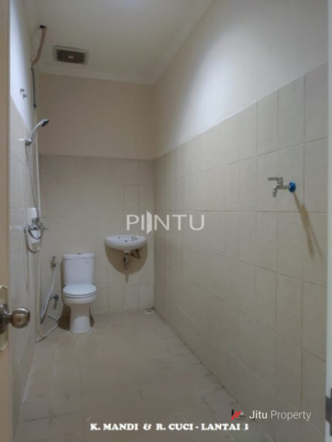 Dijual Rumah Tinggal 3 Lantai Siap Huni di Jakarta Barat