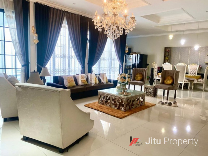 Rumah Dijual Dilengkapi Kolam Renang Di Kembangan, Jakarta Barat