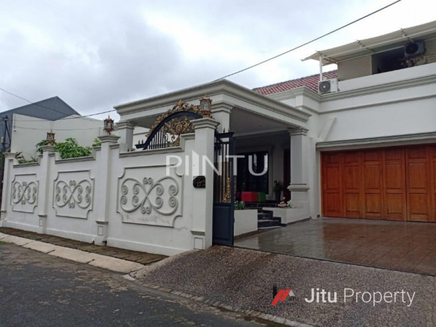 Rumah Dijual Dilengkapi Kolam Renang Di Kembangan, Jakarta Barat