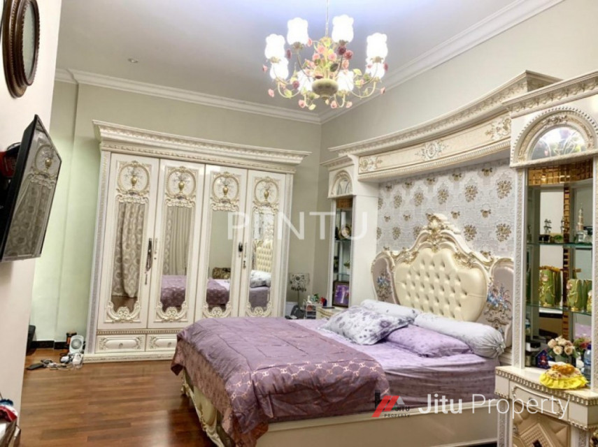 Rumah Dijual Dilengkapi Kolam Renang Di Kembangan, Jakarta Barat