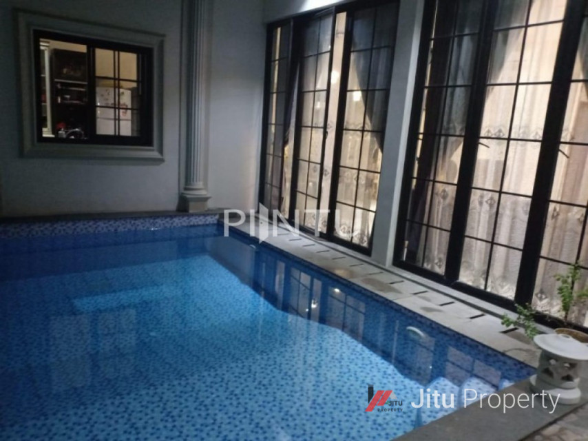 Rumah Dijual Dilengkapi Kolam Renang Di Kembangan, Jakarta Barat