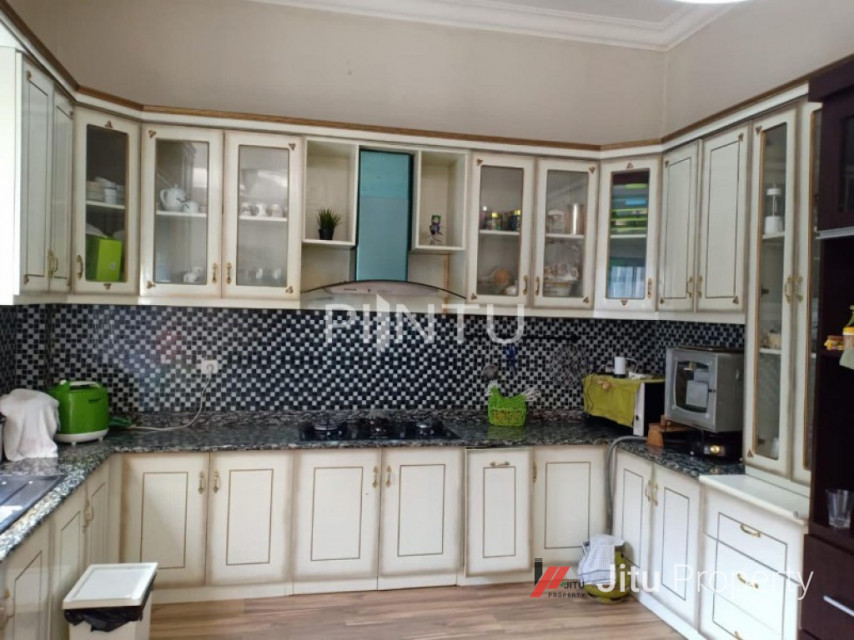 Rumah Dijual Dilengkapi Kolam Renang Di Kembangan, Jakarta Barat