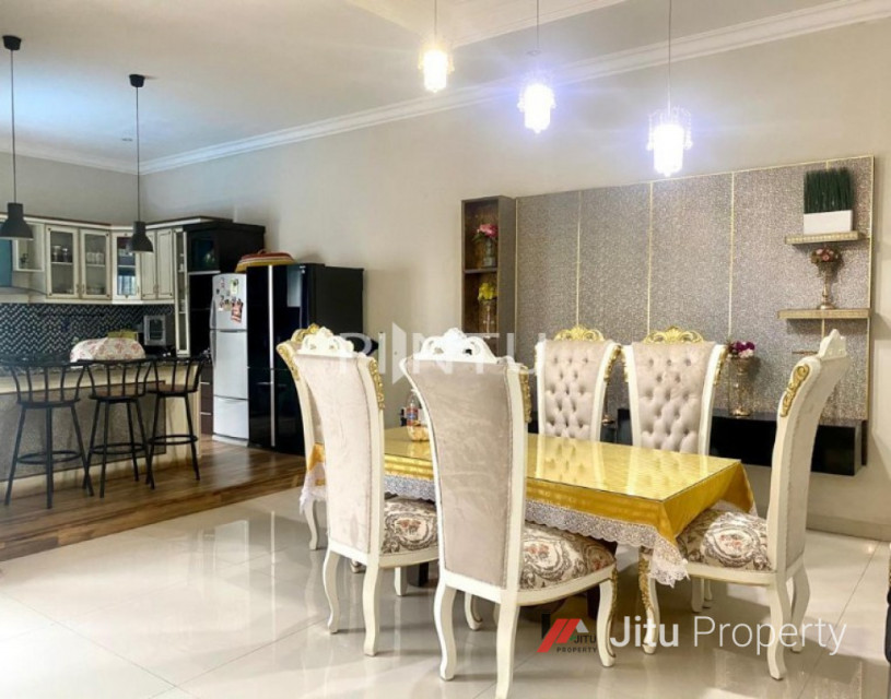 Rumah Dijual Dilengkapi Kolam Renang Di Kembangan, Jakarta Barat