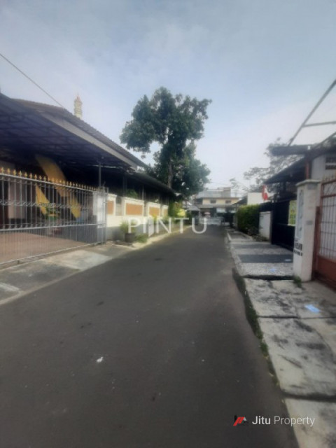 Rumah Dijual Dilengkapi Kolam Renang Di Kembangan, Jakarta Barat