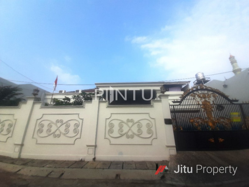 Rumah Dijual Dilengkapi Kolam Renang Di Kembangan, Jakarta Barat