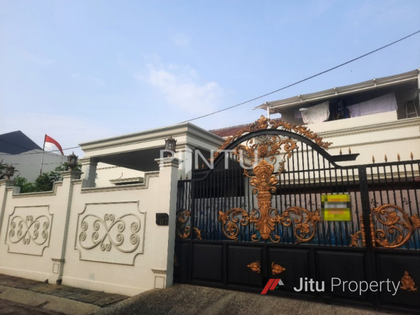 Rumah Dijual Dilengkapi Kolam Renang Di Kembangan, Jakarta Barat
