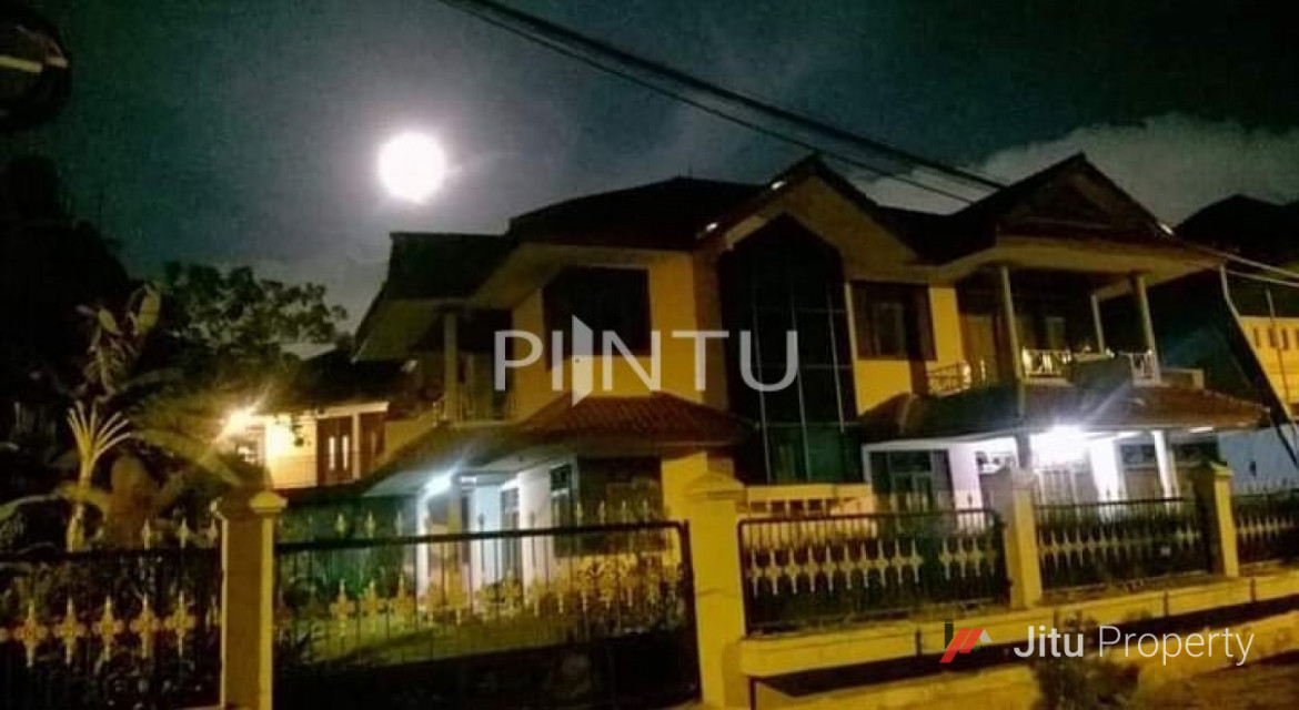 Dijual Rumah Besar Dengan Halaman Luas Dikawasan Joglo Jakarta Barat