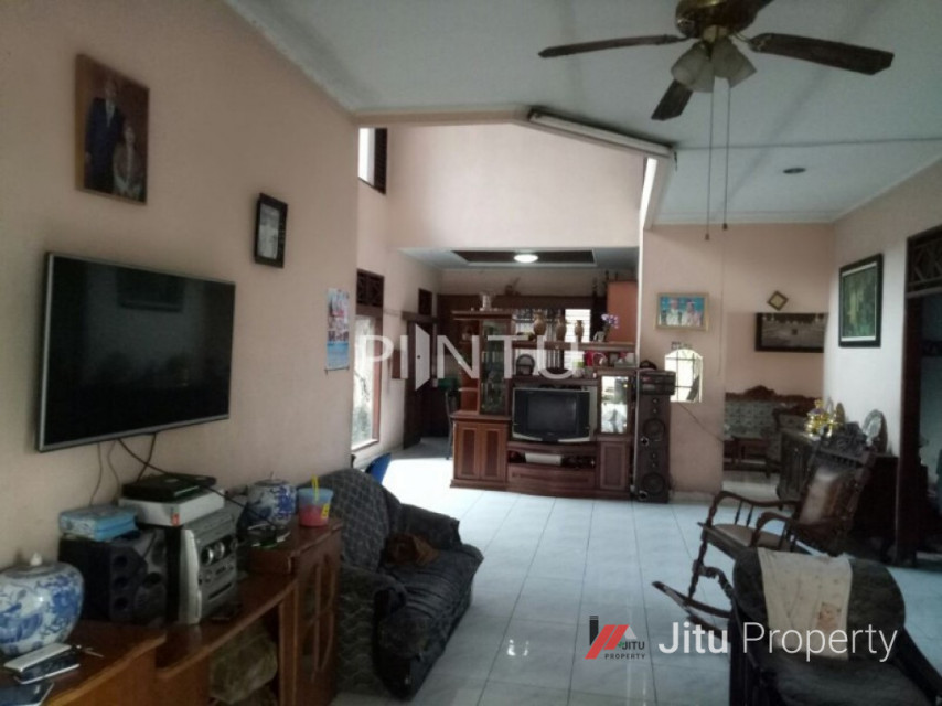 Dijual Rumah Besar Dengan Halaman Luas Dikawasan Joglo Jakarta Barat