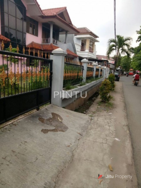 Dijual Rumah Besar Dengan Halaman Luas Dikawasan Joglo Jakarta Barat