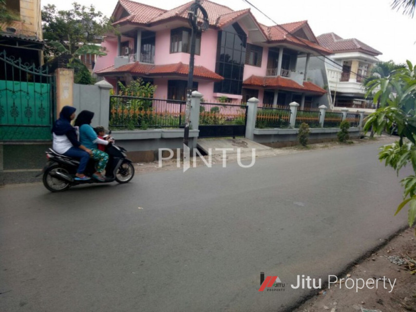 Dijual Rumah Besar Dengan Halaman Luas Dikawasan Joglo Jakarta Barat