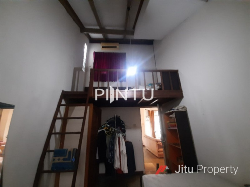 Rumah Sederhana Luas Di Daerah Komplek Deplu Larangan