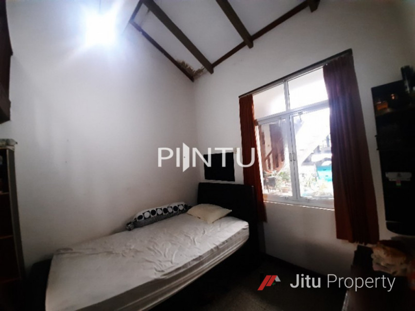 Rumah Sederhana Luas Di Daerah Komplek Deplu Larangan