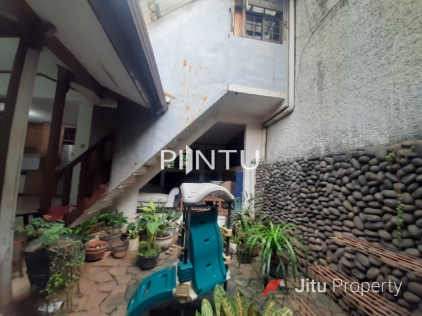 Rumah Sederhana Luas Di Daerah Komplek Deplu Larangan