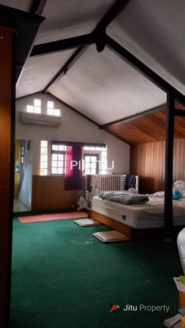 Rumah Sederhana Luas Di Daerah Komplek Deplu Larangan