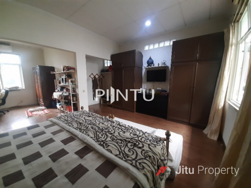 Rumah Sederhana Luas Di Daerah Komplek Deplu Larangan