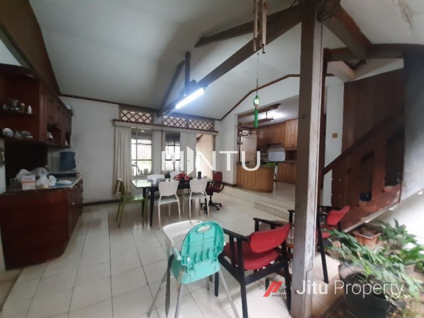 Rumah Sederhana Luas Di Daerah Komplek Deplu Larangan