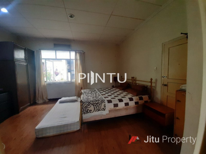 Rumah Sederhana Luas Di Daerah Komplek Deplu Larangan