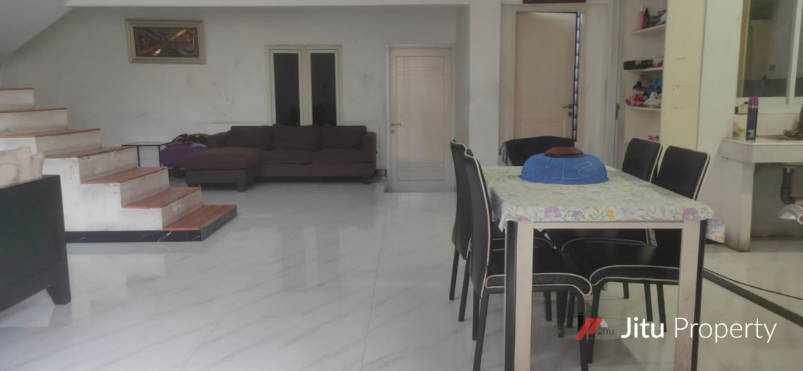 Dijual Rumah 2,5 lantai bisa usaha caffe di Duri Kepa Jakarta Barat