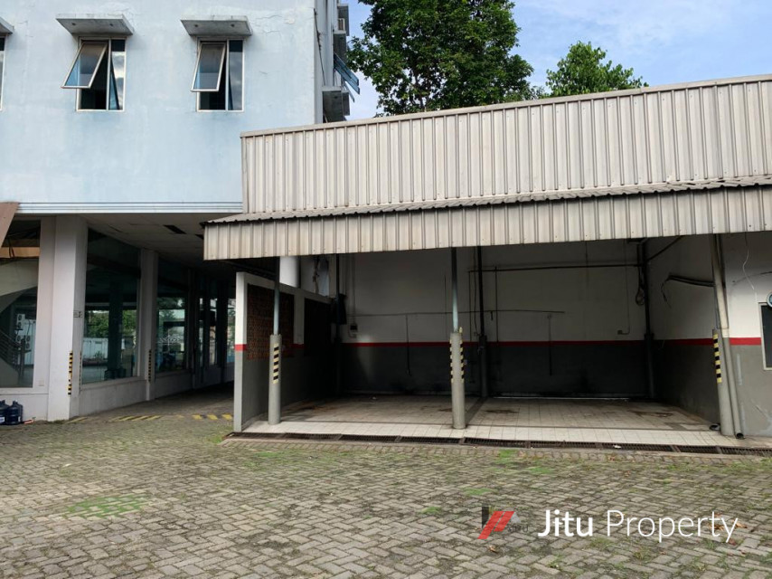 Disewakan Gedung Kebon Jeruk Lokasi Strategis depan Jalan Raya