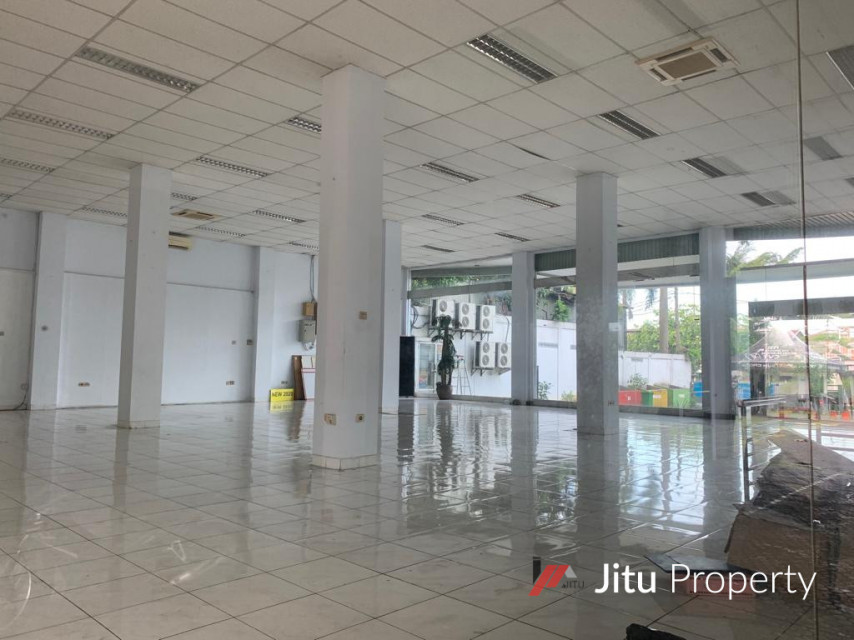 Disewakan Gedung Kebon Jeruk Lokasi Strategis depan Jalan Raya