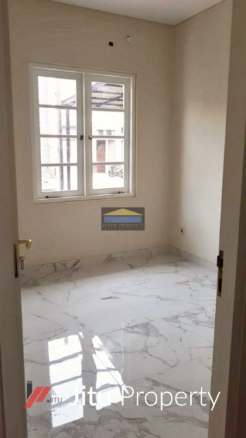 Rumah Cantik Full Renovasi Sudah Baja Ringan di Kota Wisata