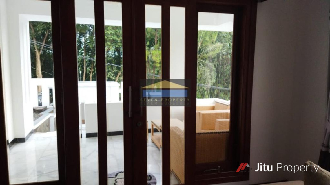 Dijual Rumah Hook Full Renovasi Semi Furnished di Bukit Golf Riverside